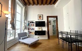 Appartement Typique Parisien Au Coeur Du Marais